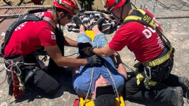 Photo of Rescataron a un hombre de 83 años que se desmayó en el techo de su casa