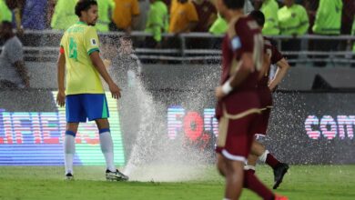 Photo of Momento bizarro: Brasil acorralaba a Venezuela y se abrieron los grifos de agua en plena cancha