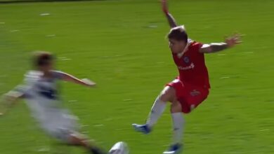 Photo of Violenta patada de un jugador de Argentinos que casi saca de la cancha a un símbolo de Vélez