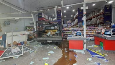 Photo of Córdoba: perdió el control de su camioneta y terminó dentro de una distribuidora