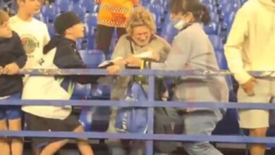 Photo of Un jugador de Vélez tiró su camiseta a la tribuna y provocó una tensa pelea entre una mujer y un niño