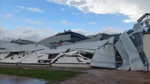 Photo of RÁFAGAS DE VIENTO AZOTARON LA PLAYOSA Y ARROYO ALGODÓN Y PROVOCARON GRAVES DAÑOS