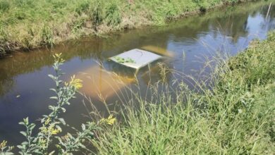 Photo of Increíble: su auto tuvo una falla mecánica y quedó sumergido en un canal de Córdoba