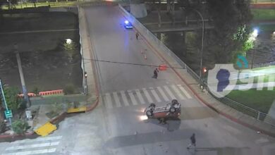 Photo of Espectacular accidente en Córdoba: quedó ruedas para arriba en Puente Alvear