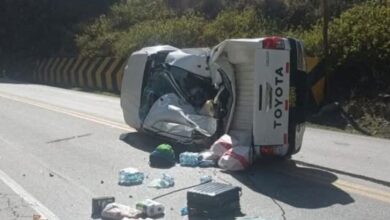 Photo of Impactante video: roca gigante cae sobre una camioneta y mata a tres personas