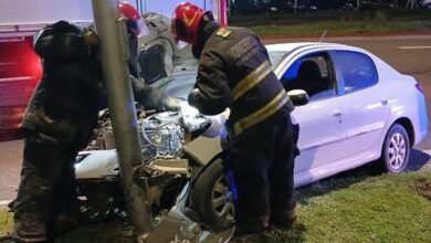 Photo of Un auto impactó contra un poste y se prendió fuego