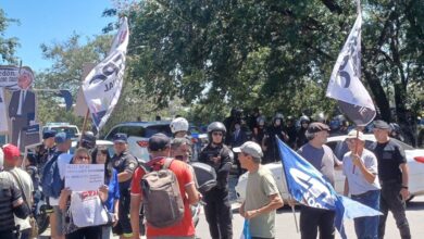 Photo of Organizaciones gremiales protestaron contra Milei en el aeropuerto de Córdoba