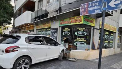 Photo of Córdoba: un auto despistó y terminó chocando contra una carnicería