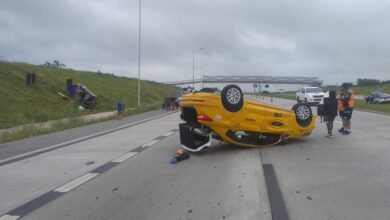 Photo of Vuelco en avenida Circunvalación: una pareja resultó herida tras chocar con un taxi