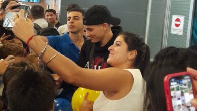 Photo of Locura en el aeropuerto de Córdoba por la llegada de Julián Álvarez