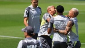 Photo of Tensión en Atlético Mineiro antes de la final: el cruce de Deyverson y Vargas en pleno entrenamiento