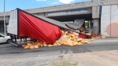 Photo of Un camión con acoplado perdió el control en avenida La Voz del Interior