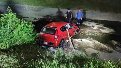 Photo of Córdoba: robó un auto de una app de viajes, escapó y cayó en un canal de desagüe