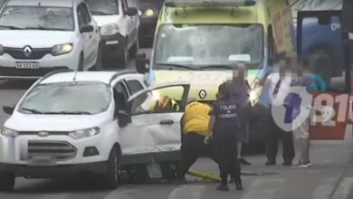 Photo of Un auto chocó contra un colectivo en una avenida de Córdoba: dos mujeres heridas