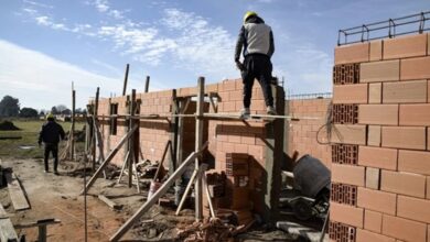 Photo of Casi doce mil empresas menos: la construcción es el rubro más afectado por Milei