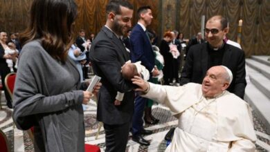 Photo of El Papa Francisco bautizó a 21 bebés en la Capilla Sixtina