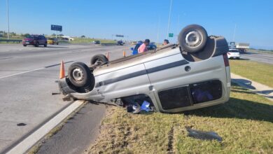 Photo of Nuevo siniestro en Córdoba: un auto volcó en Avenida Circunvalación