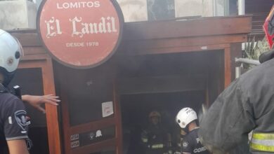 Photo of Bomberos combaten un incendio en el local de «El Candil»