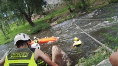 Photo of Bomberos rescataron a una familia del río Suquía en La Calera