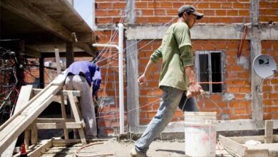 Photo of Caída: 185 mil empleos formales menos en el primer año de Javier Milei