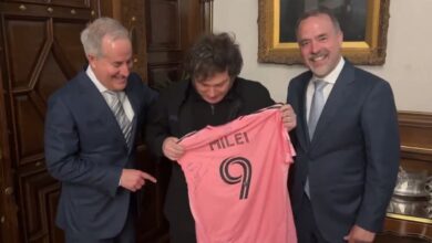 Photo of Milei se reunió con uno de los dueños del Inter Miami y recibió una camiseta firmada por Messi