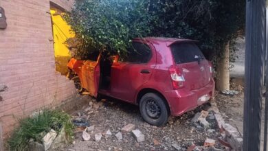 Photo of Un auto destrozó una vivienda y produjo lesiones leves a la moradora