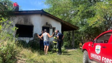 Photo of Calamuchita: Bomberos sofocan incendio que dejó a un hombre gravemente herido