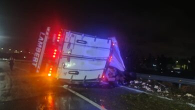 Photo of Un conductor alcoholizado desparramó un camión de golosinas en la circunvalación de Córdoba