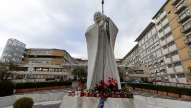Photo of El papa Francisco seguirá internado bajo «reposo absoluto» por bronquitis