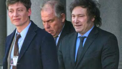 Photo of Fingir una crisis y culpar al entorno: la estrategia para lavar la imagen de Milei