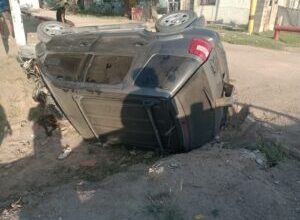 Photo of LAS VARILLAS: VUELCO DE UNA CAMIONETA EN CALLE SARGENTO CABRAL