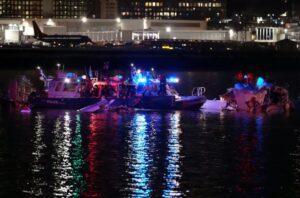 Photo of Un avión y un helicóptero chocaron en el aire y cayeron al río Potomac en Washington