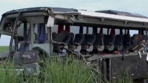 Photo of Tragedia en San Pablo: 12 muertos en un choque entre un camión y un colectivo