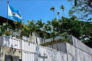 Photo of Venezuela: Denuncian que la Embajada Argentina está sin servicios