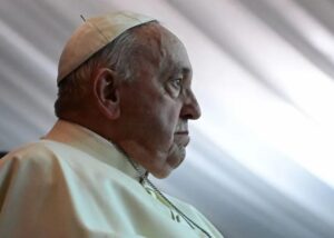 Photo of El papa Francisco fue internado por una bronquitis
