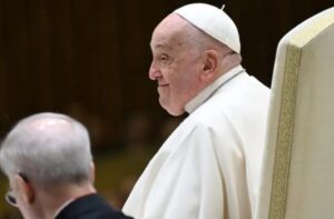 Photo of El papa Francisco «pasó una noche tranquila» tras su internación