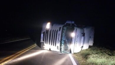 Photo of Volcó un camión en Ruta 7 de Córdoba: un herido