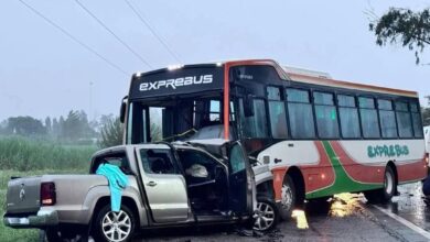 Photo of Un violento choque frontal entre un colectivo y una camioneta dejó dos muertos