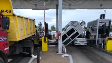 Photo of Accidente en Córdoba: una cabina de peaje cayó sobre un auto