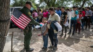 Photo of Donald Trump lanzó una app para que los inmigrantes ilegales se «autodeporten»