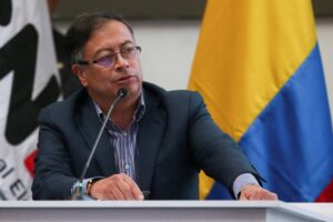 Photo of Petro convocará una consulta popular por reformas laboral y salud en Colombia