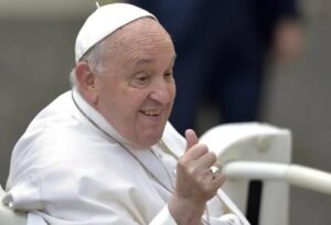 Photo of Médico que atendió al Papa afirmó que casi muere en dos oportunidades