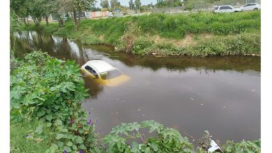 Photo of ¡Al agua, pato! Perdió el control y el auto quedó sumergido en el canal