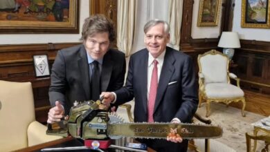 Photo of Milei condecoró al español anarcocapitalista Huerta de Soto