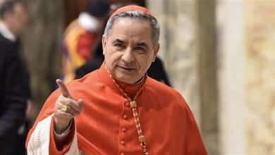 Photo of El cardenal Angelo Becciu no participará del cónclave para elegir al próximo Papa
