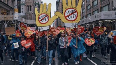 Photo of Miles de personas salen a la calle contra «la toma hostil del poder» de Trump y Musk