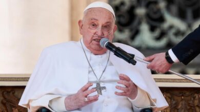 Photo of Reapareció el Papa Francisco y saludó a una multitud en la Plaza San Pedro