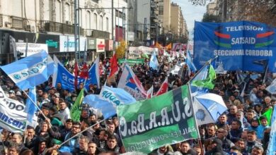 Photo of Entre la recesión, la caída del salario y los recortes: la realidad de los trabajadores de Argentina