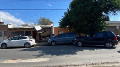Photo of Chocó 3 autos estacionados, hizo caer un poste y rompió la vidriera de una peluquería