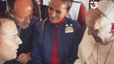 Photo of «Soy el Papa y puedo casarlos acá mismo»: el día que Francisco casó a una pareja en un avión